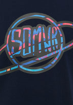 SURROUND TEE