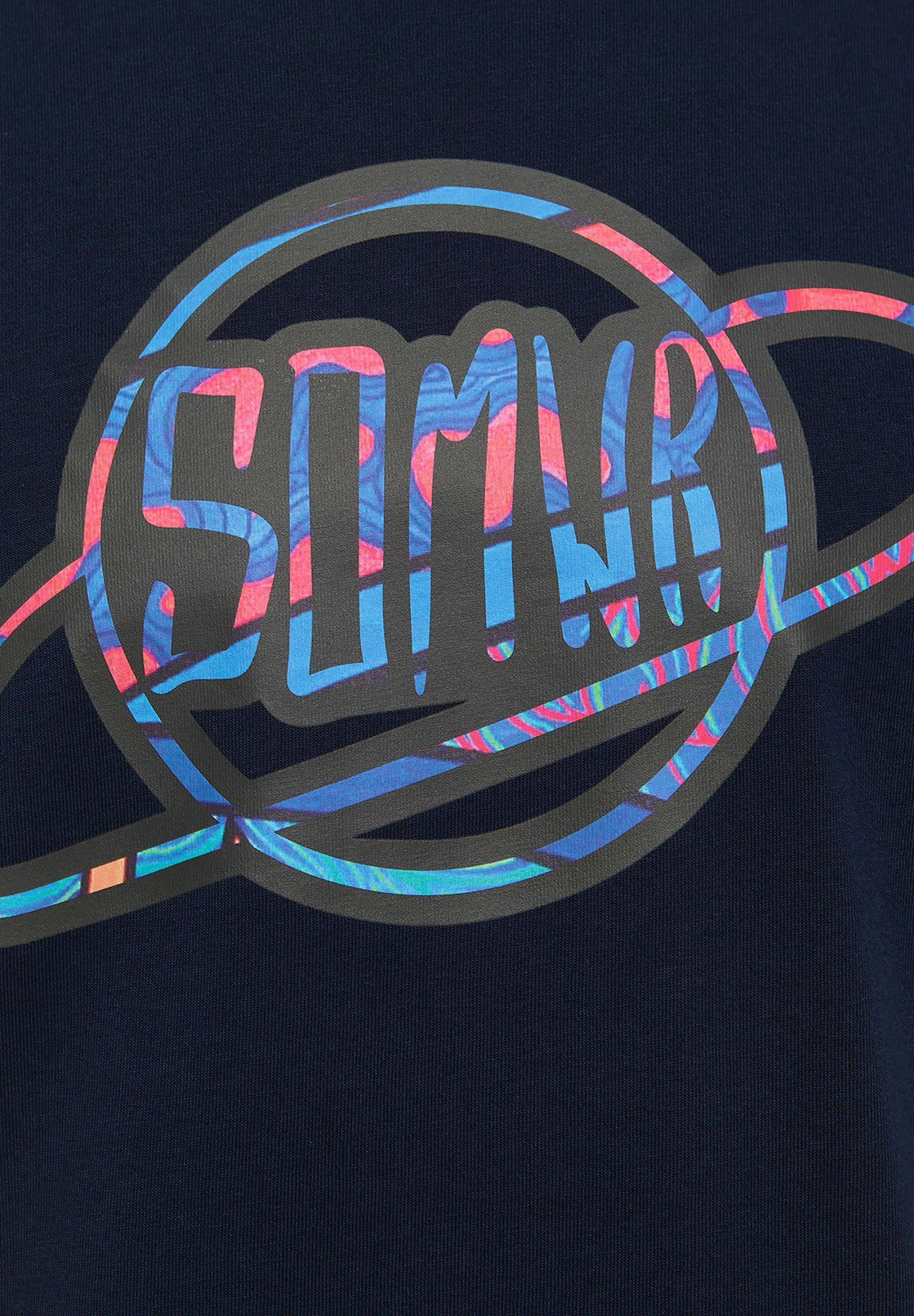 SURROUND TEE