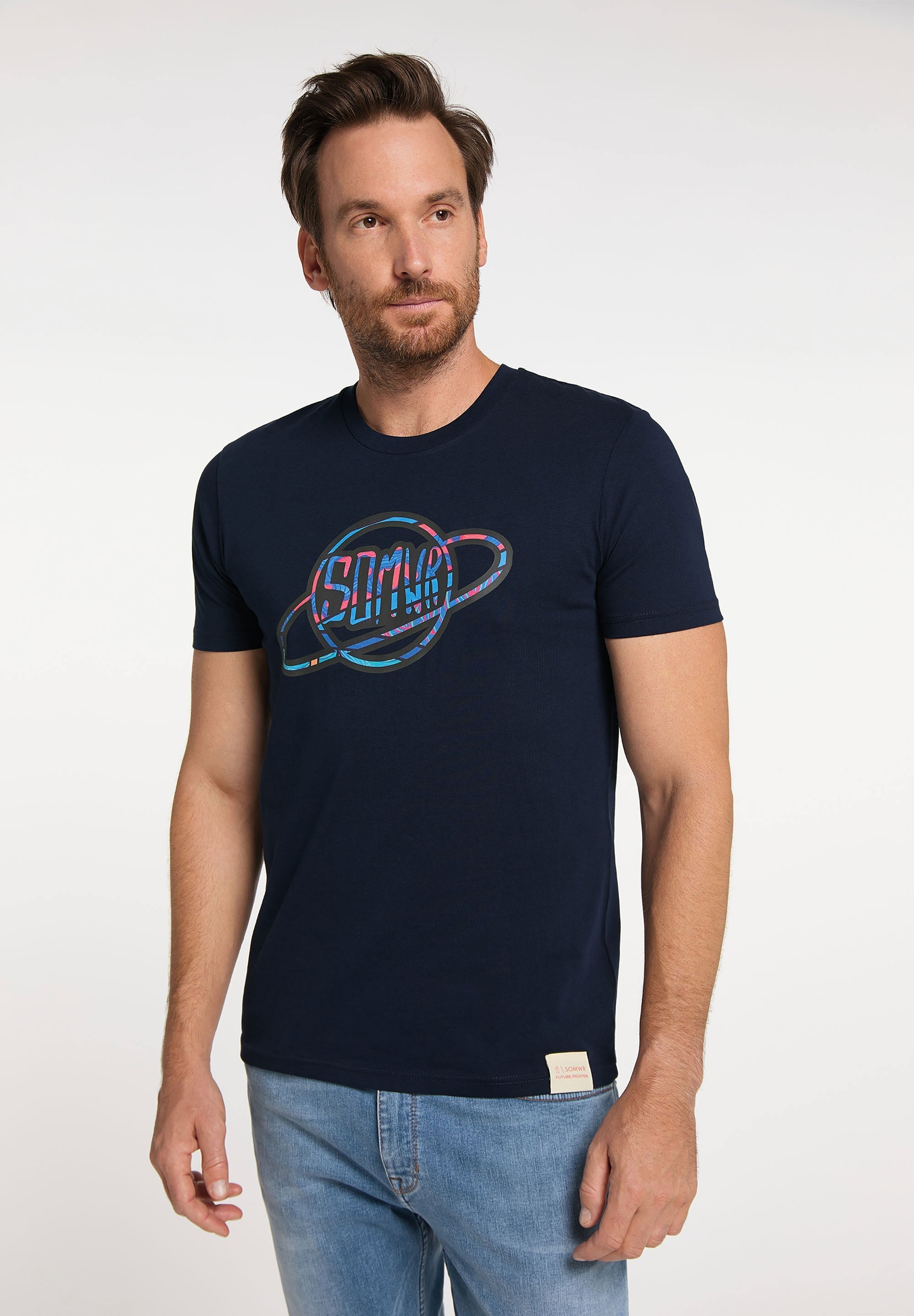 SURROUND TEE