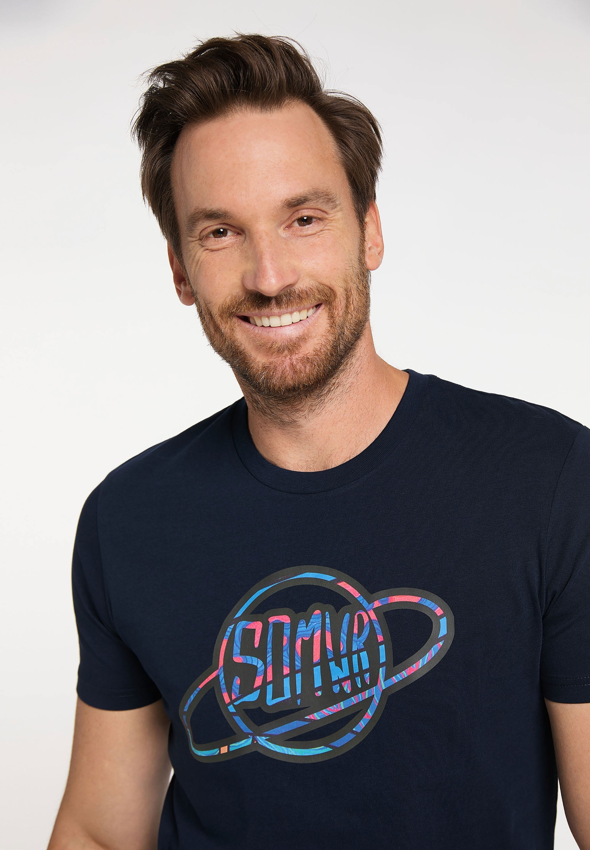 SURROUND TEE